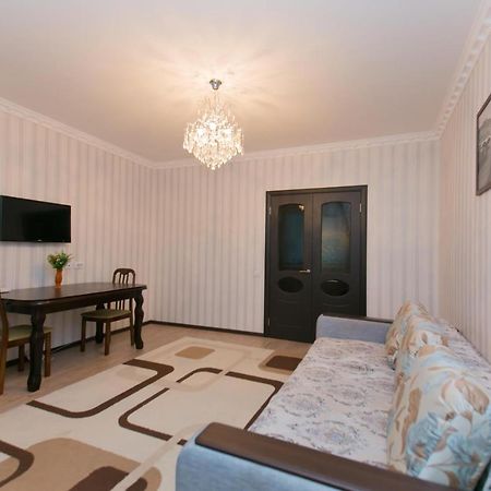 Cozy Apartment On Sarayshyq Street 5E Астана Екстериор снимка